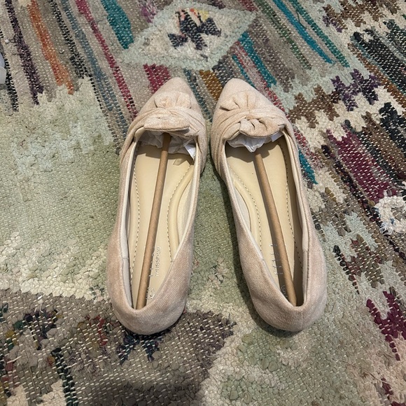 Super cute, flats. New, in Box. Cream/off white/beige color. 7.5 - Picture 2 of 5